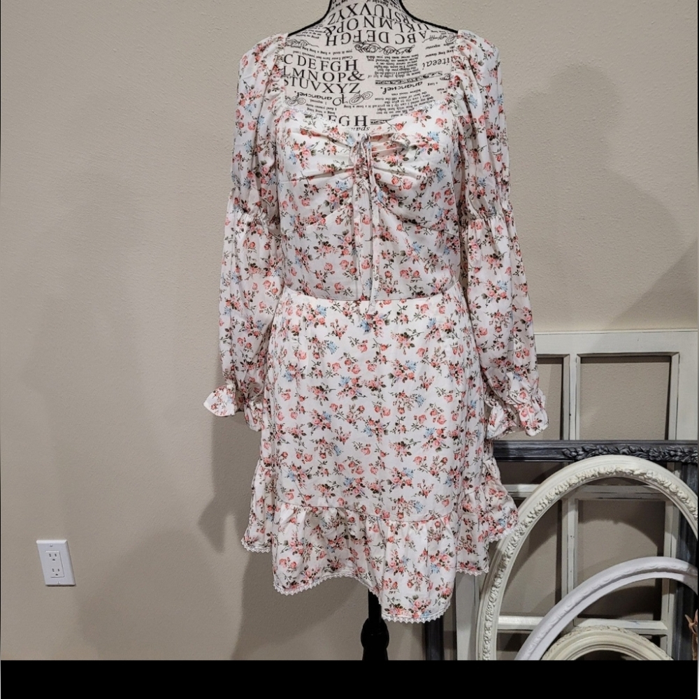 CottageCore floral Mini Dress SZ Med. SWEETHEART NECK, PUFFY SLEEVES, ruffle hem